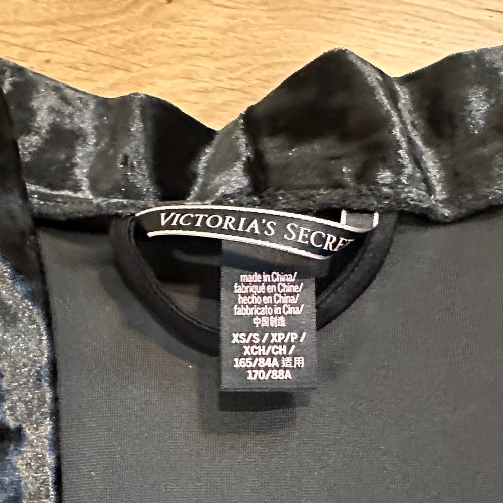 VS Black Velvet Robe - Picture 2 of 3